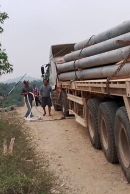 Kabar Gembira, Tiang Listrik Tiba di Dusun Segok Sebaboi, Warga Sambut dengan Antusias